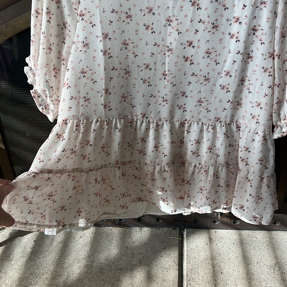 Fully Lined Flowy Floral Blouse - Picture 3 of 8